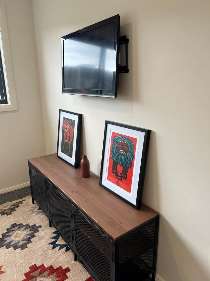 Adorable 1 Bedroom Unit In Coombs Apartment